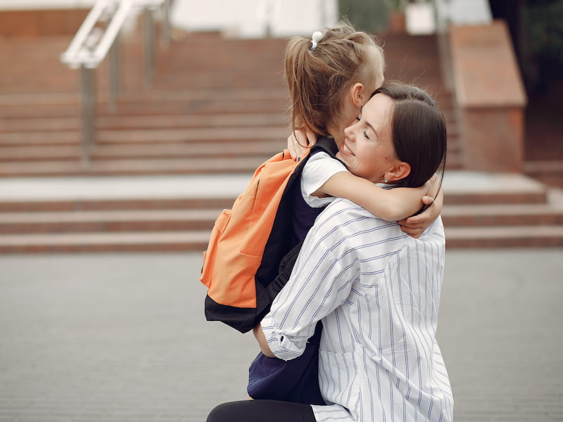 madre-prepara-pequena-hija-escuela